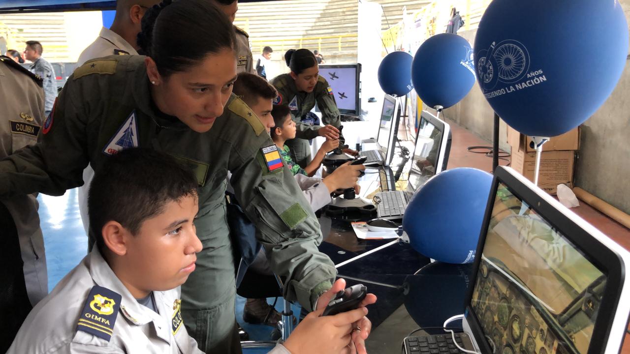 Fuerza Aérea Colombiana participa en Feria de exposición aeronáutica y aeromodelos en La Dorada, Caldas