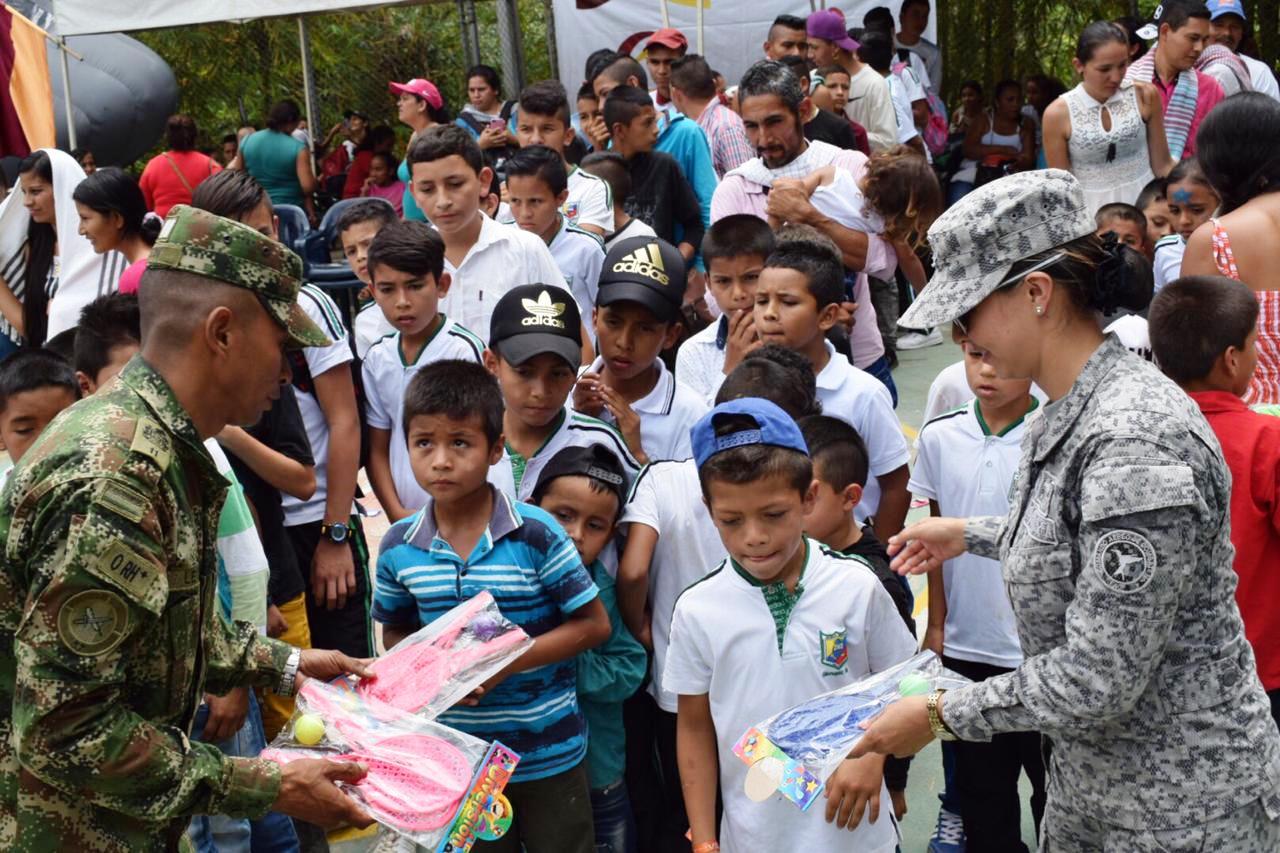 Fuerza Pública comparte con los habitantes del Corregimiento de Amoyá en Chaparral.