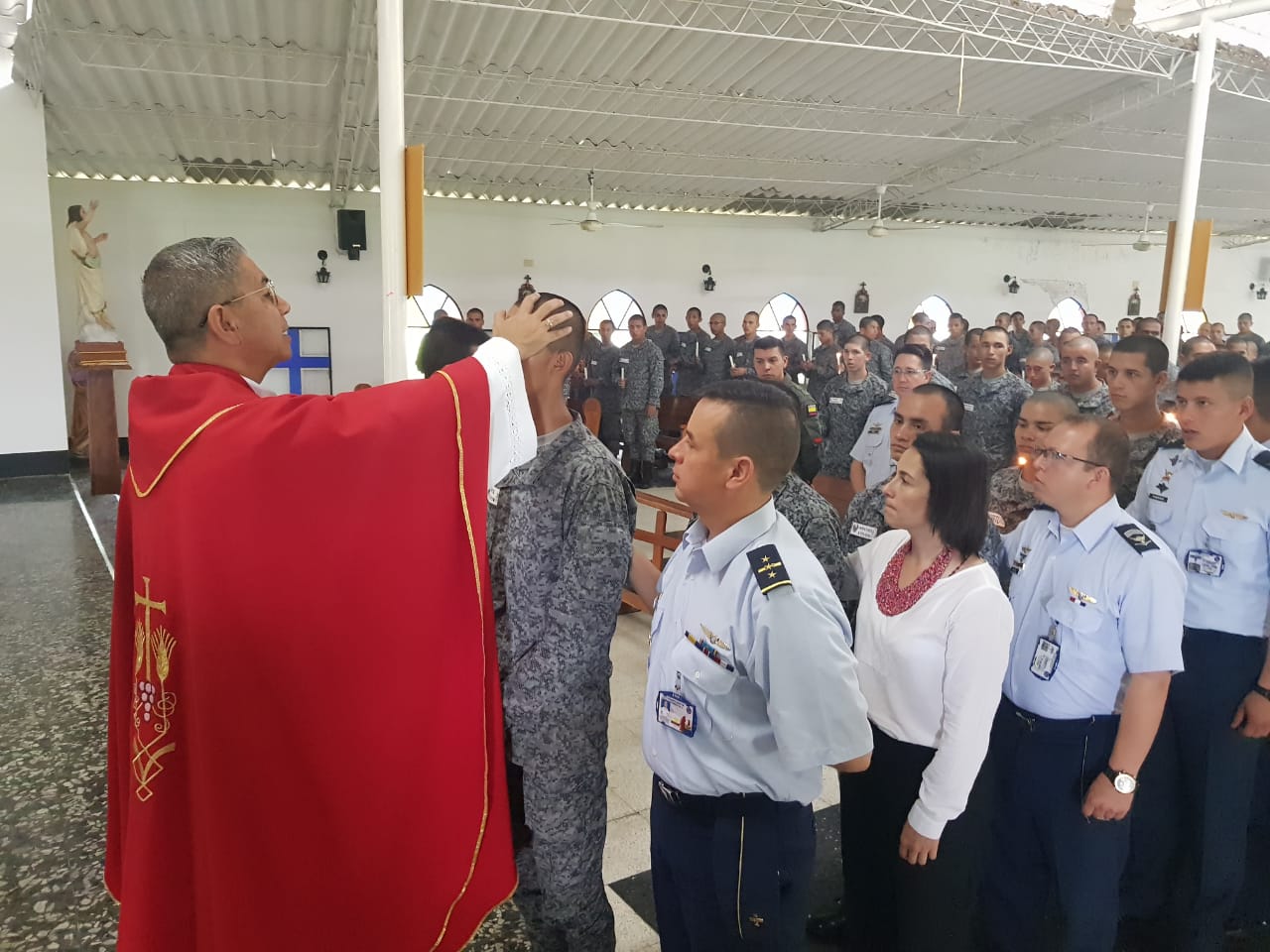 Soldados del Comando Aéreo de Combate No. 1, reciben sacramentos católicos durante su servicio militar