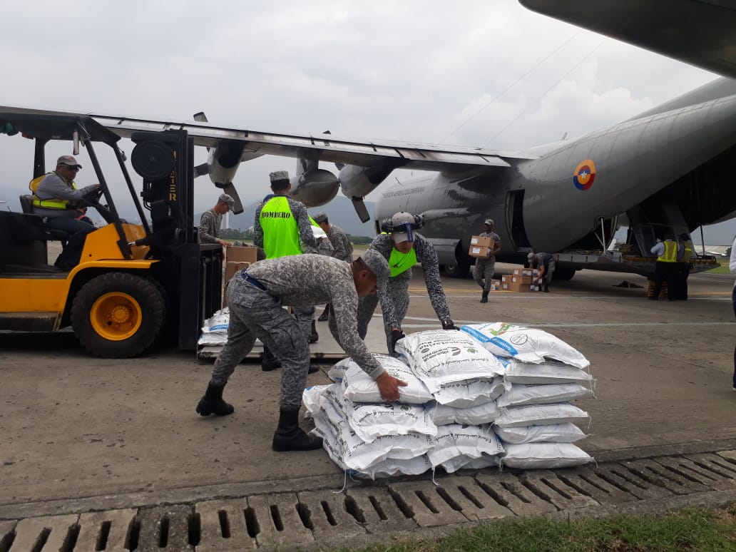 Toneladas de ayuda humanitaria y pasajeros fueron transportados por la Fuerza Aérea en el sur del país