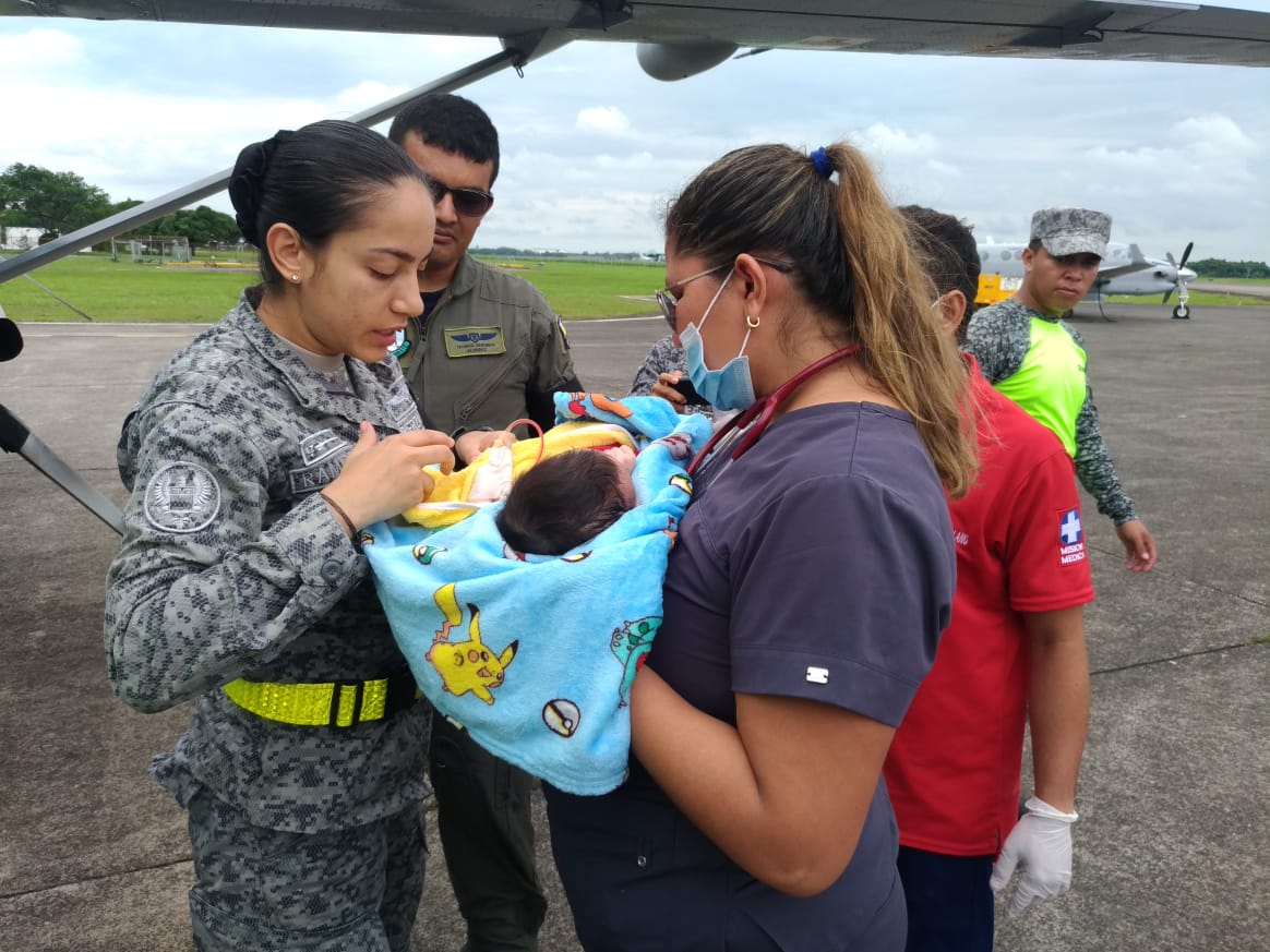 La vida de un bebe indígena fue salvada por la Fuerza Aérea Colombiana