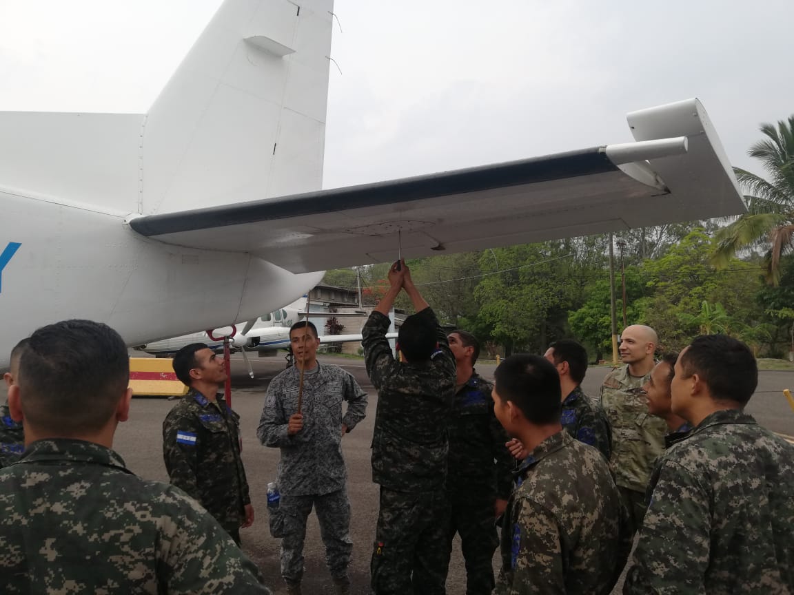 Técnicos del Grupo Aéreo del Casanare transmiten su conocimiento a la Fuerza Aérea Hondureña
