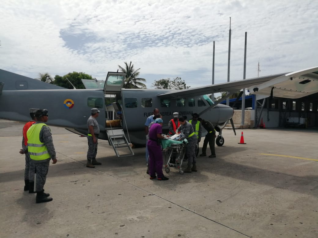 Bebé de dieciséis días de nacido es trasladado por la Fuerza Aérea Colombiana