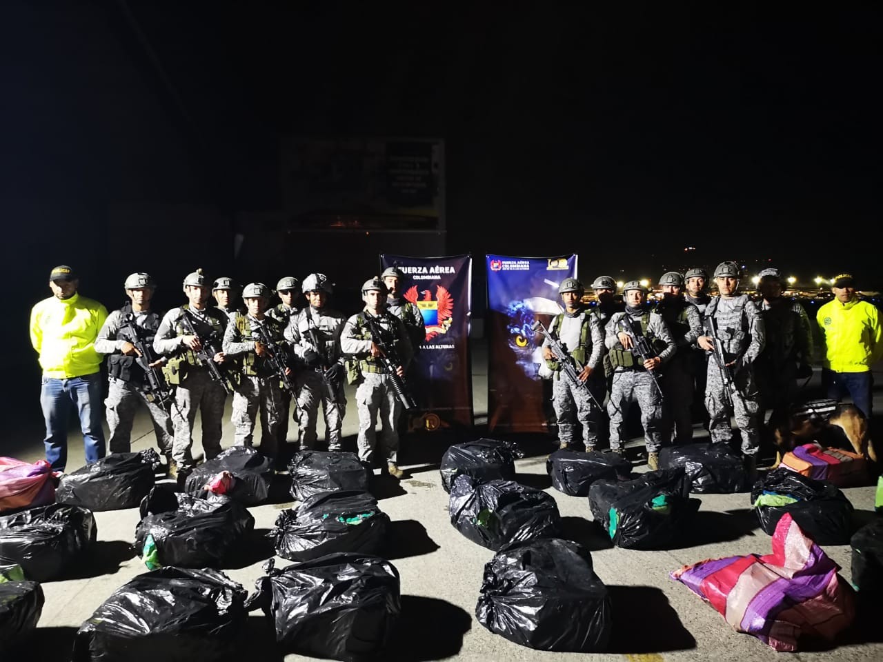 Comandos Especiales de la Fuerza Aérea incautan 700 kilos de clorhidrato de cocaína en el Pacífico colombiano
