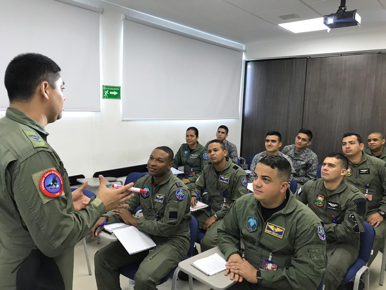 Comando Aéreo de Combate No. 1 dicta curso internacional Básico de Defensa Aérea