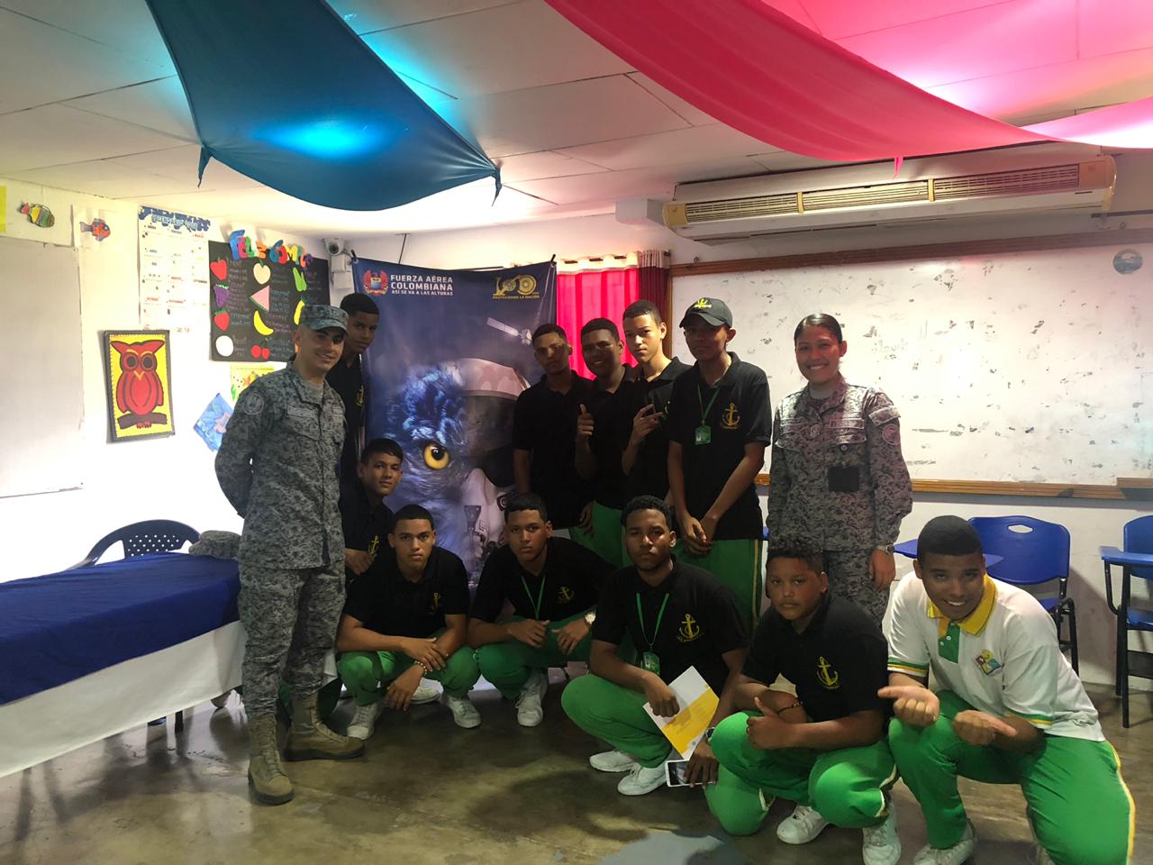 En la feria universitaria del Colegio Luis Amigó estuvo presente la Fuerza Aérea Colombiana