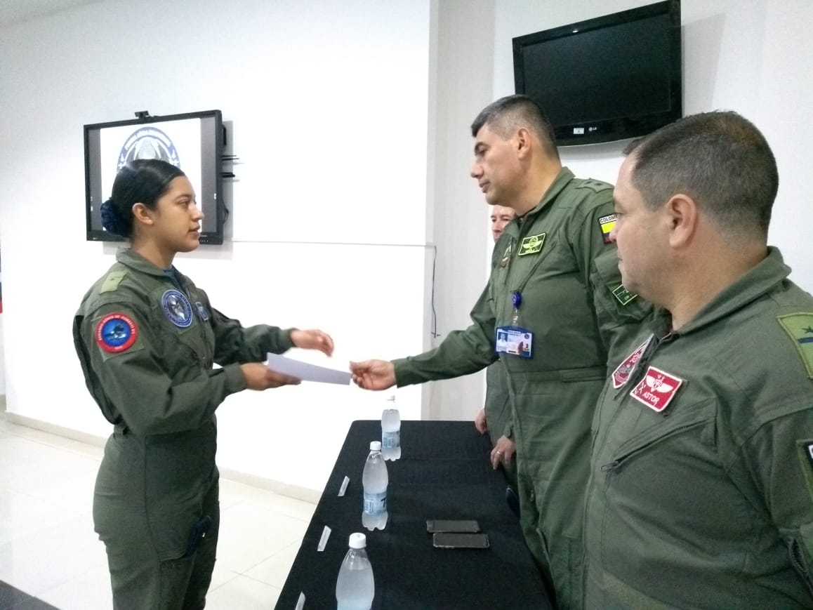 Oficiales de la Fuerza Aérea Colombiana terminan curso básico de navegante