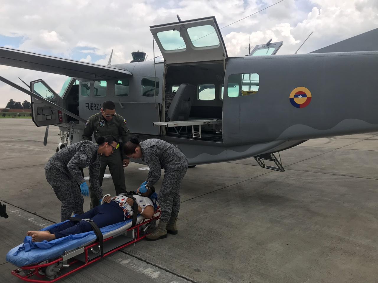 Fuerza Aérea traslada mujer de la tercera edad en grave estado de salud
