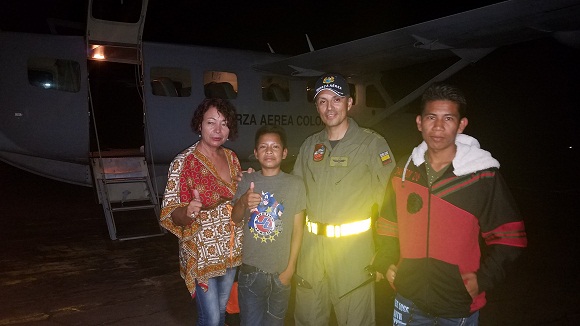 Niño indígena del Guainía recibirá tratamiento auditivo y de lenguaje con apoyo de la Fuerza Aérea Colombiana