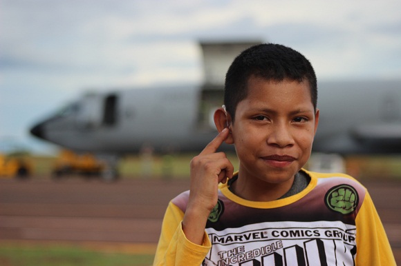 Niño indígena del Guainía con problemas auditivos ya puede oír gracias al apoyo de la Fuerza Aérea Colombiana