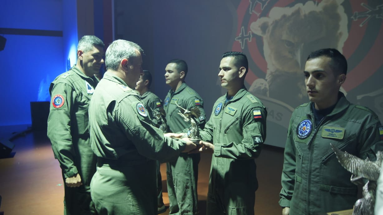 Oficiales graduados en armas y tácticas en el Comando Aéreo de Combate No. 1.