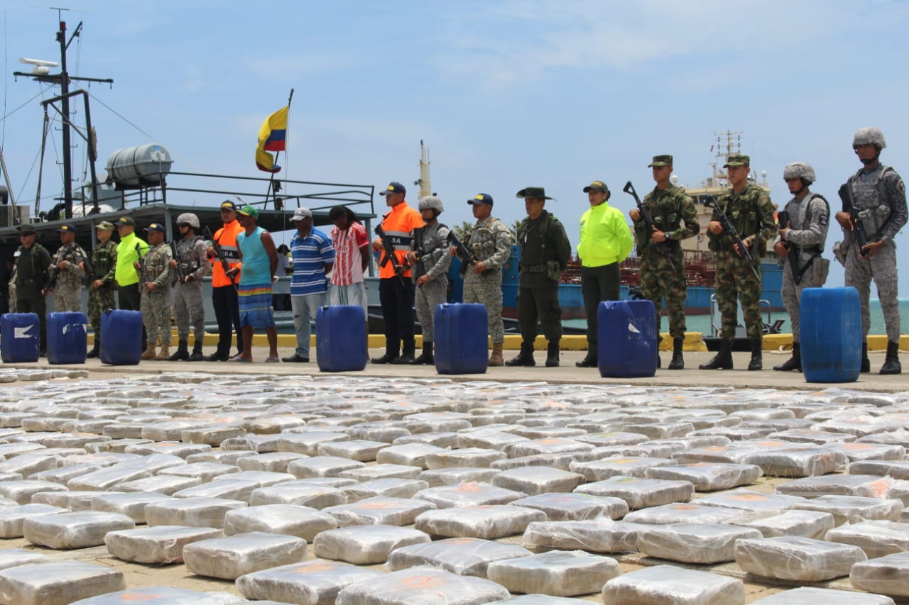 Fuerza Aérea Colombiana y Armada de Colombia realizan interdicción de go fast con alcaloides en la región insular