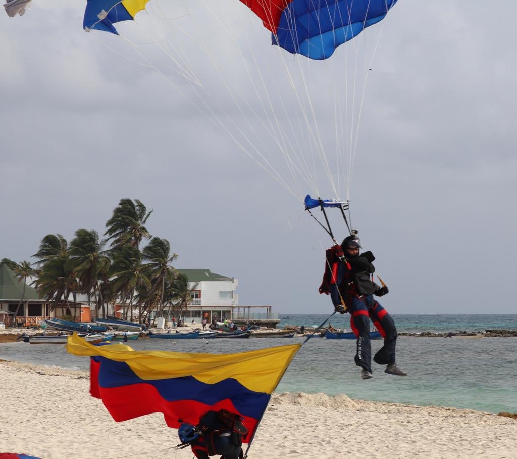  “Salto de Soberanía” un espectáculo tricolor que conmemoró el centenario de la Fuerza Aérea Colombiana en la Isla de San Andrés