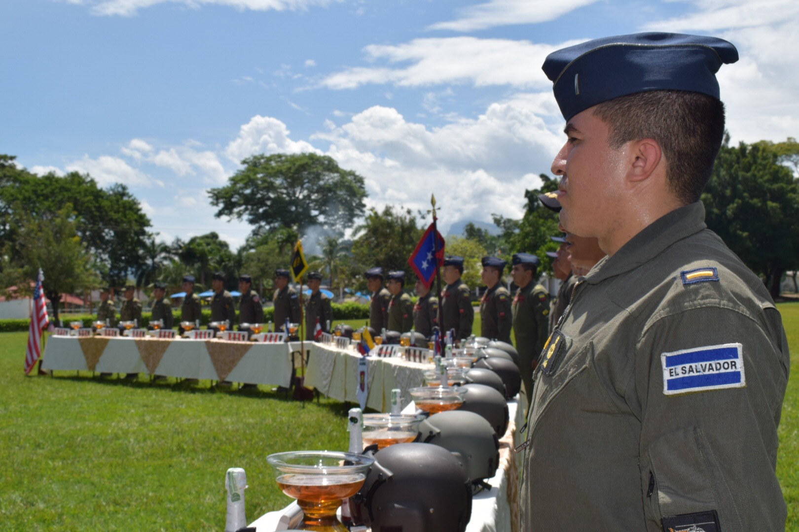 Ceremonia para 22 oficiales que realizaron por primera vez su “Vuelo solo”.