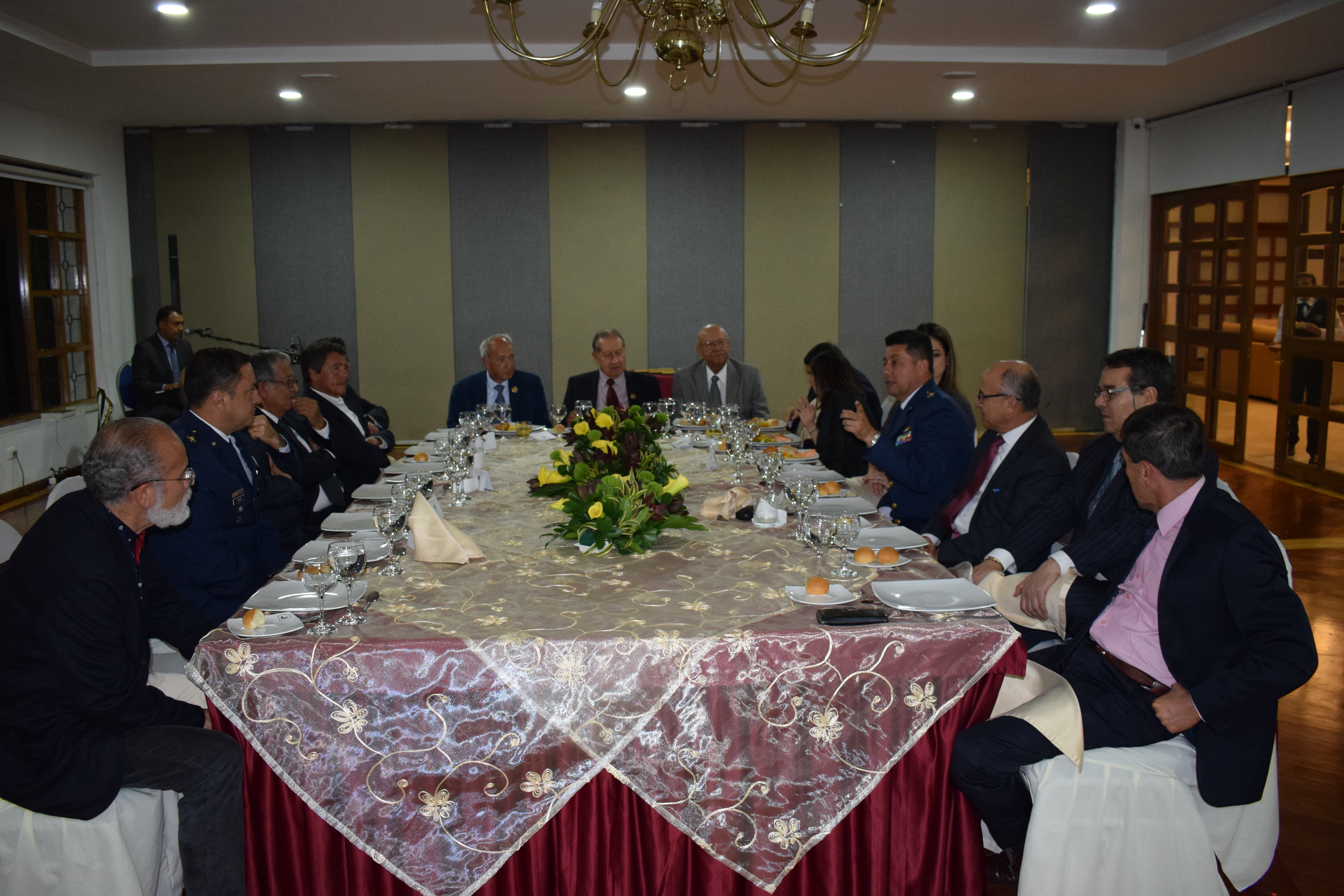 Cena de ex comandantes durante aniversario del CAMAN