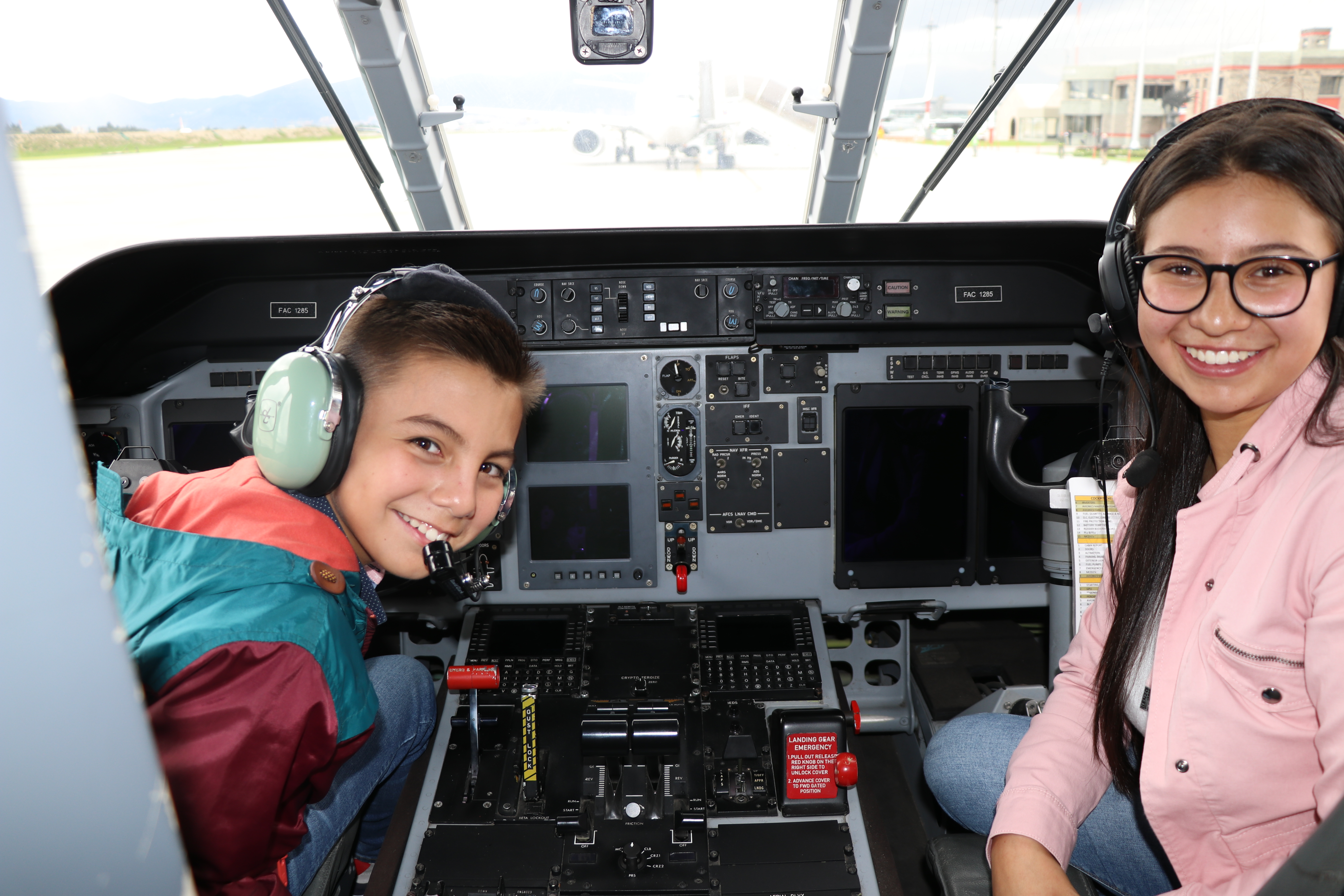 Dos hermanos bogotanos cumplen el sueño de ser aviadores