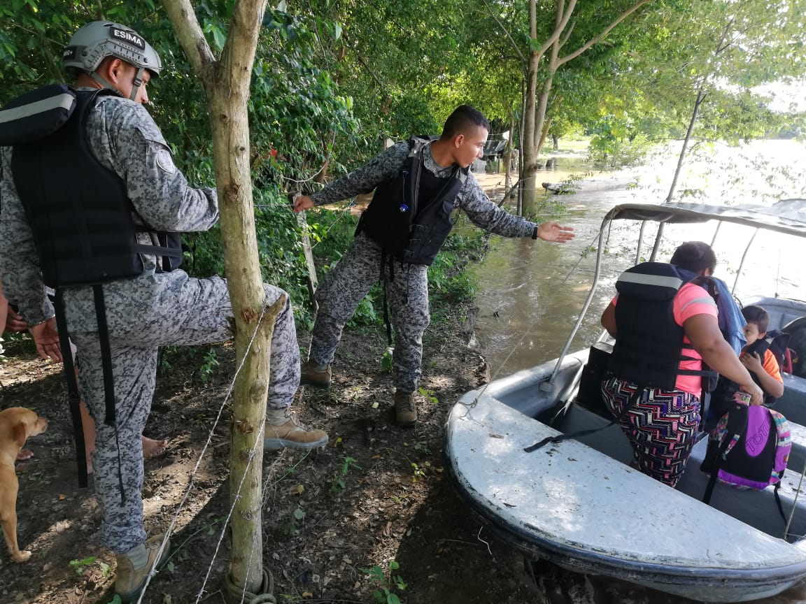 Fuerza Aérea Colombiana evacua a familia afectada por el río Magdalena