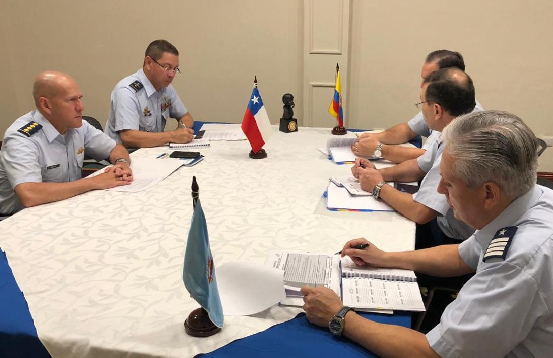 Comandante de la Fuerza Aérea Colombiana se reunió con representantes de 13 naciones en la 59ª versión de CONJEFAMER