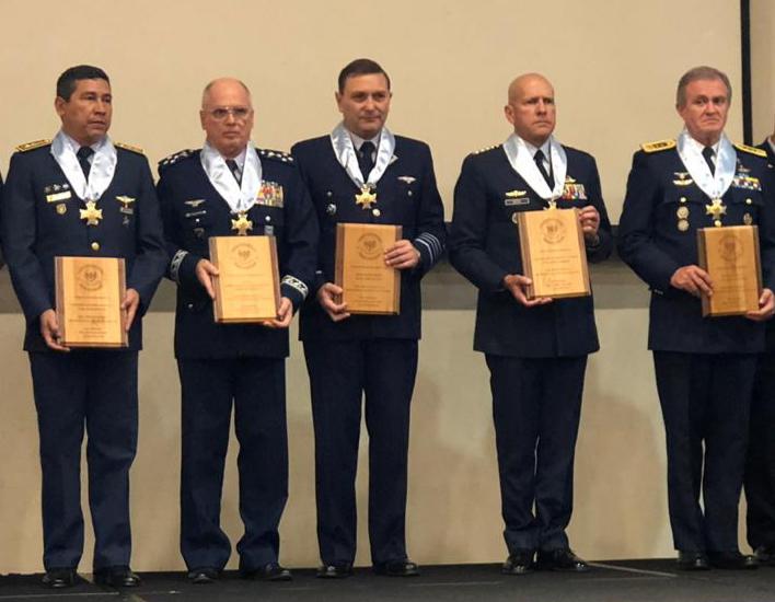 Comandante de la Fuerza Aérea Colombiana recibe condecoración en reunión de Jefes de Fuerzas Aéreas Americanas