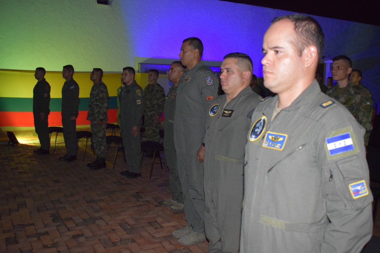 Pilotos de cuatro países llegan a la Escuela Helicópteros para las Fuerzas Armadas a capacitarse