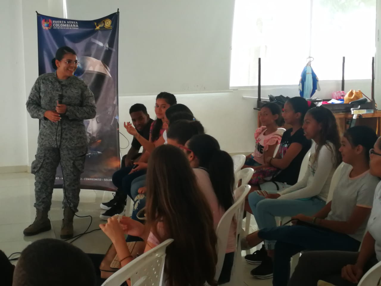 Prevenir el consumo y el microtráfico de drogas en jóvenes y niños isleños es el mensaje que promueve la Fuerza Aérea Colombiana 