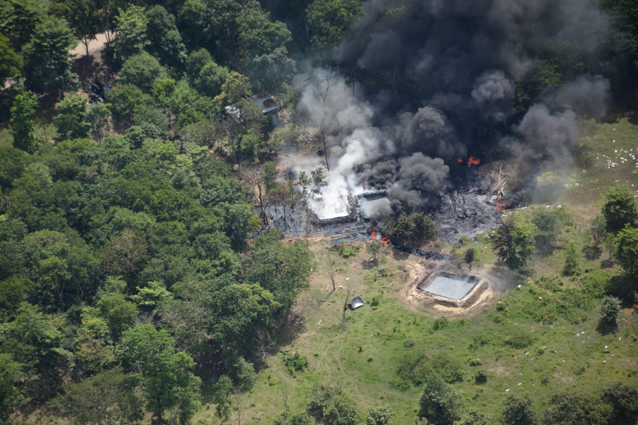 Fuerza Aérea apoya labores de control de emergencia ambiental en Arauca