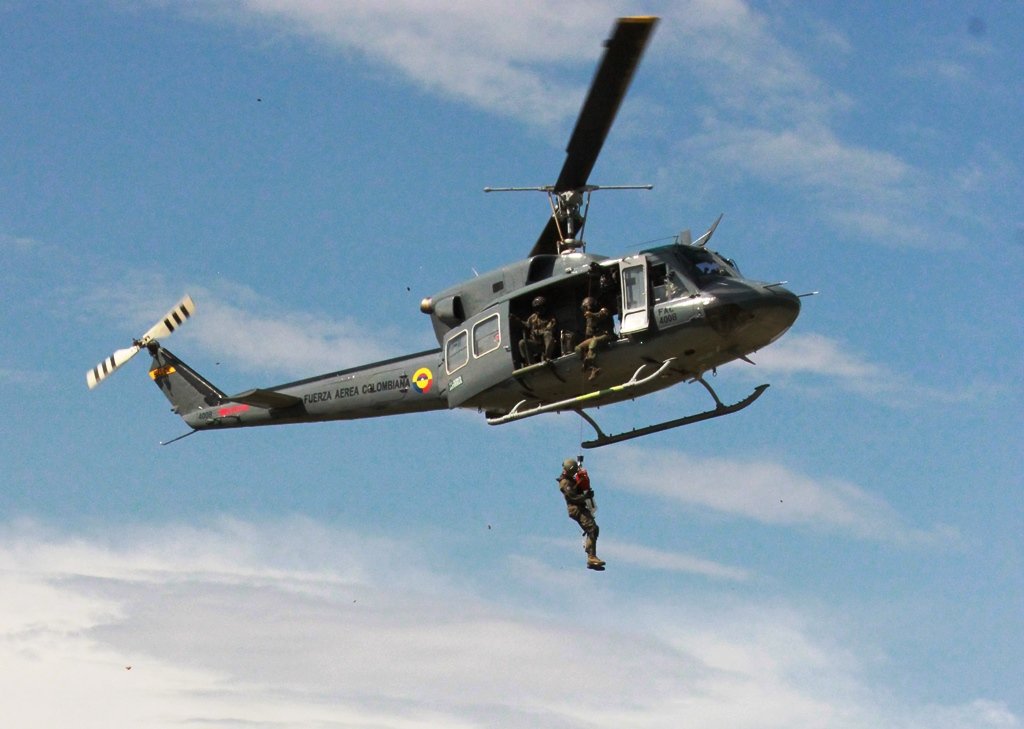 Helicóptero de la Fuerza Aérea rescata mujer que quedó atrapada por una creciente del río Páez