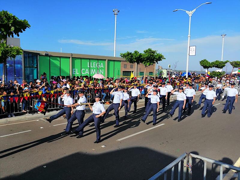 Desfile Militar sobre la vía 40 en conmemoración de los 209 años de independencia