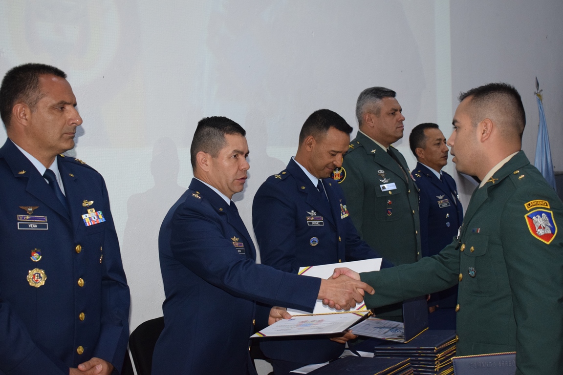 Escuela de Helicópteros para las Fuerzas Armadas gradúa nuevos pilotos de ala rotatoria 