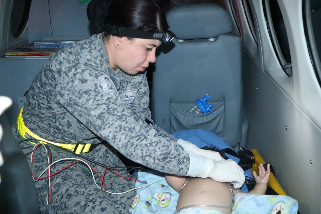 Un bebé con complicaciones médicas fue transportado en una aeronave de la Fuerza Aérea Colombiana  