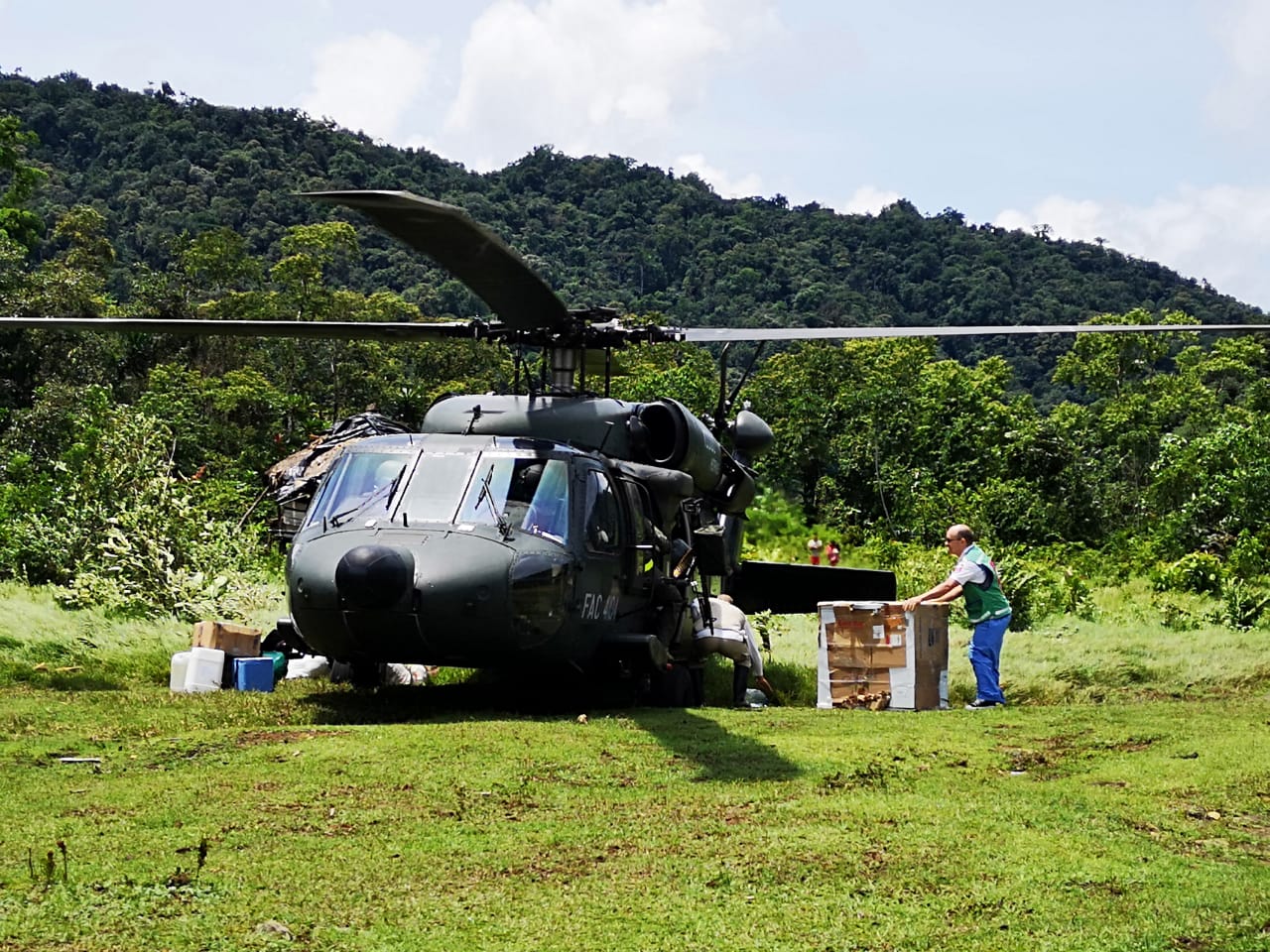 Misión médica e insumos de vacunación llegaron por aire hasta comunidad indígena en Antioquia