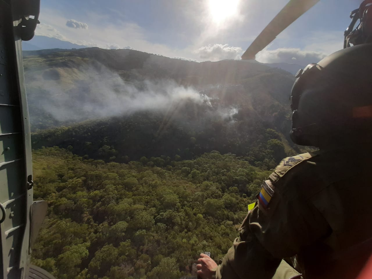 Incendio forestal en la ciudad de Cali, fue controlado por la Fuerza Aérea Colombiana
