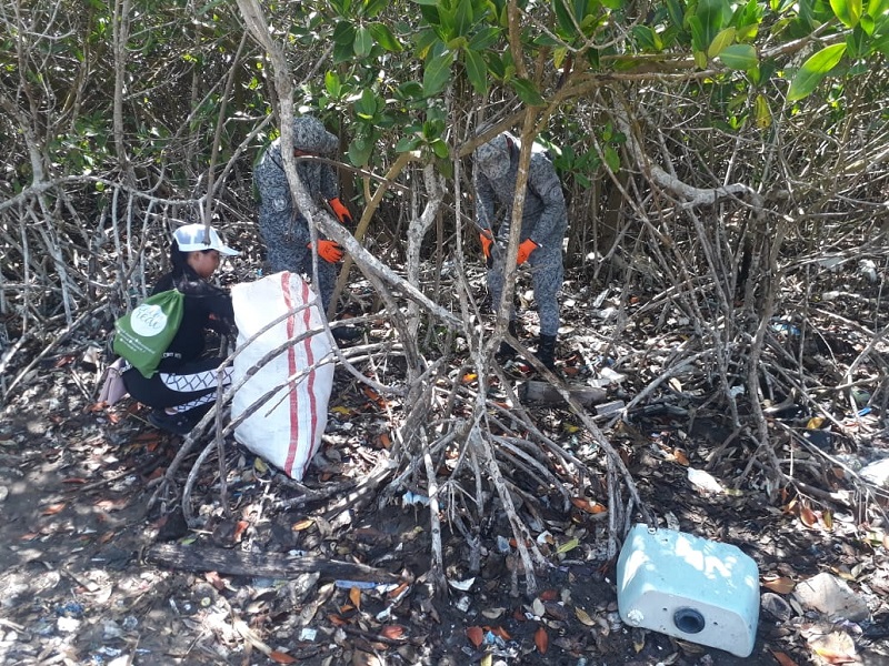 Los 40 principales y el CACOM 3 llevaron a cabo una jornada de limpieza en las playas de Bocas de Ceniza