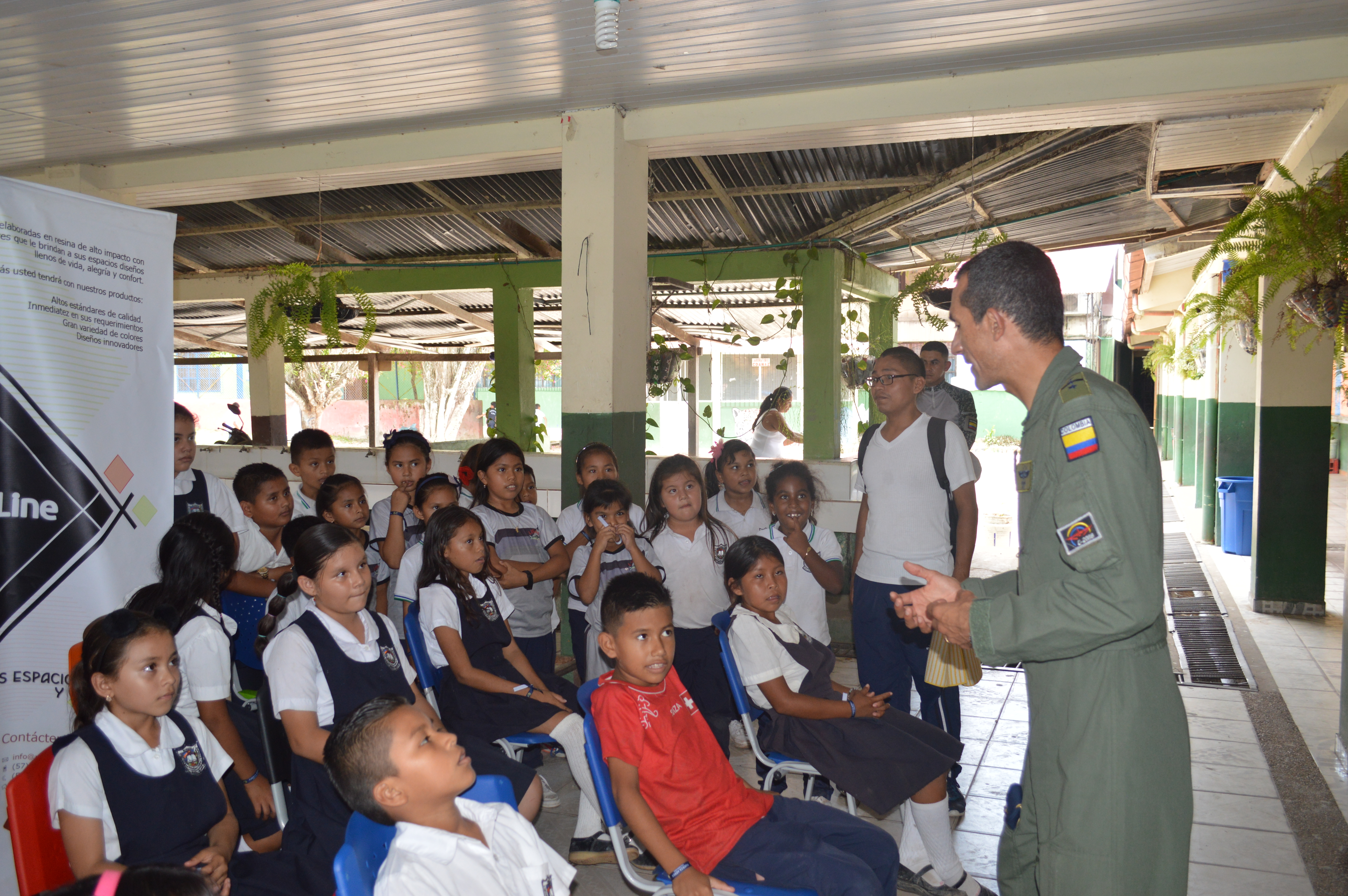Con donación de sillas escolares Fuerza Aérea Colombiana apoya la educación en el Amazonas