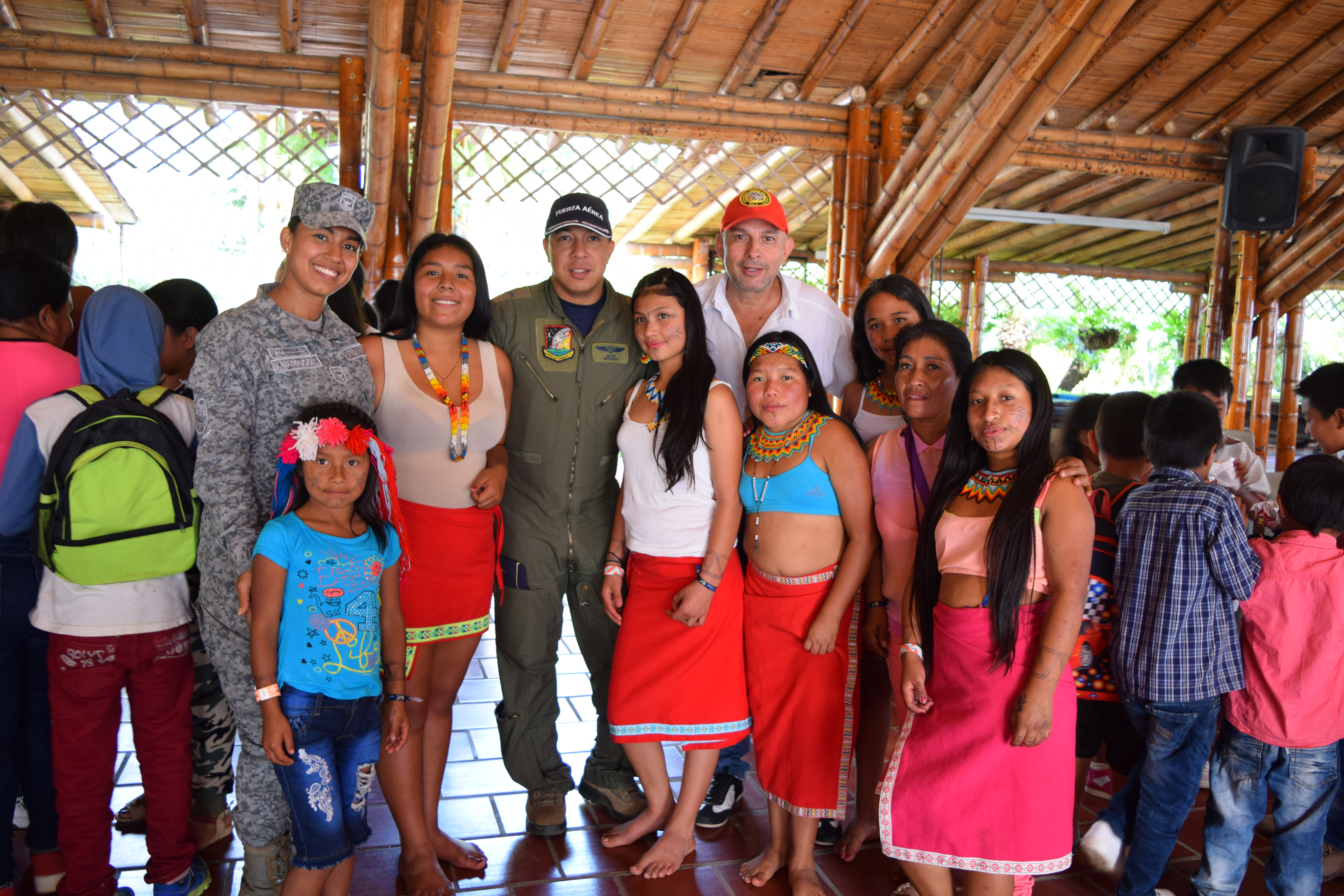 Fuerza Aérea Colombiana y la Gobernación del Valle beneficiaron a niños y niñas de la comunidad Embera
