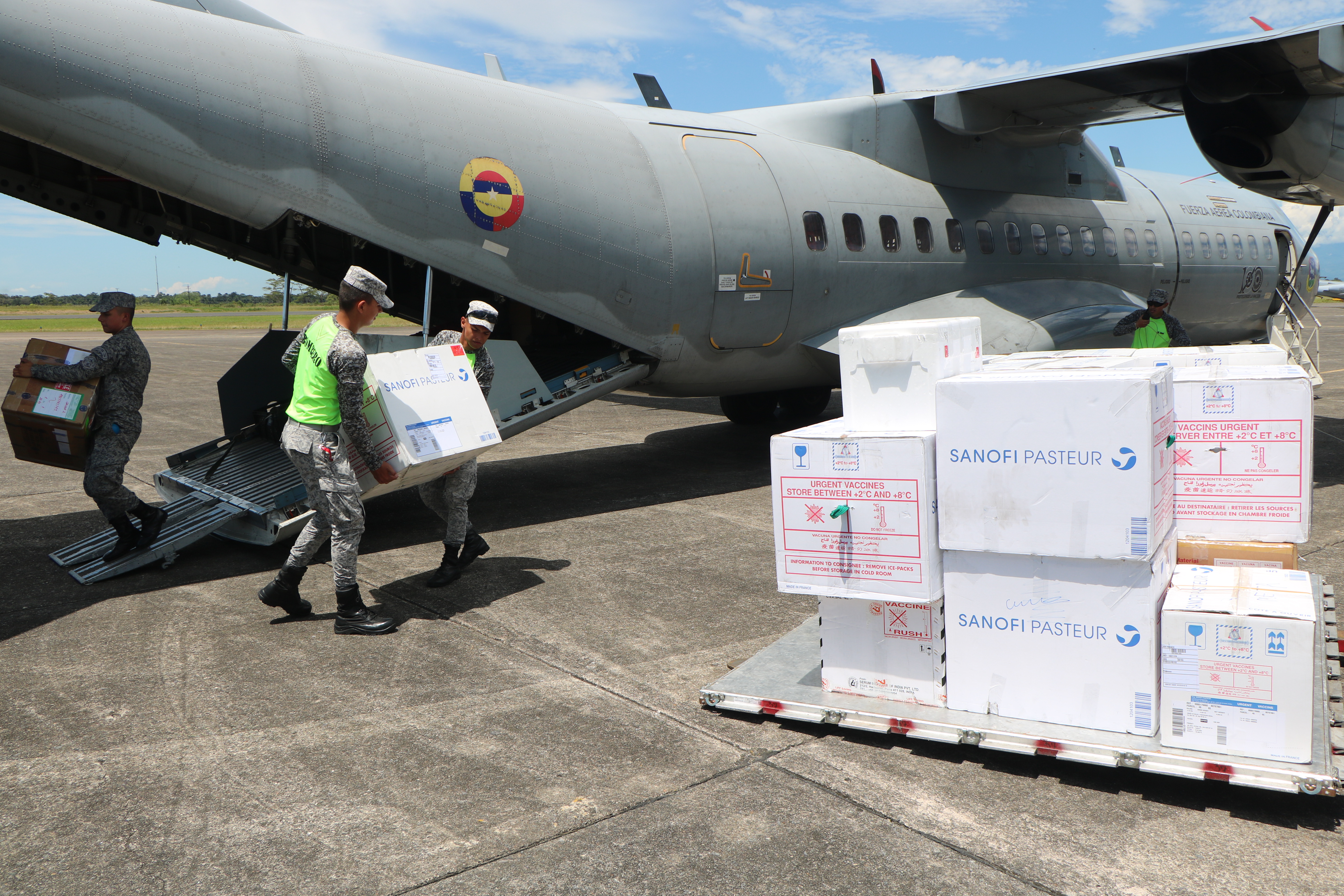 Una tonelada de vacunas, medicamentos e insumos llegan a la capital llanera en aeronaves de la Fuerza Aérea Colombiana