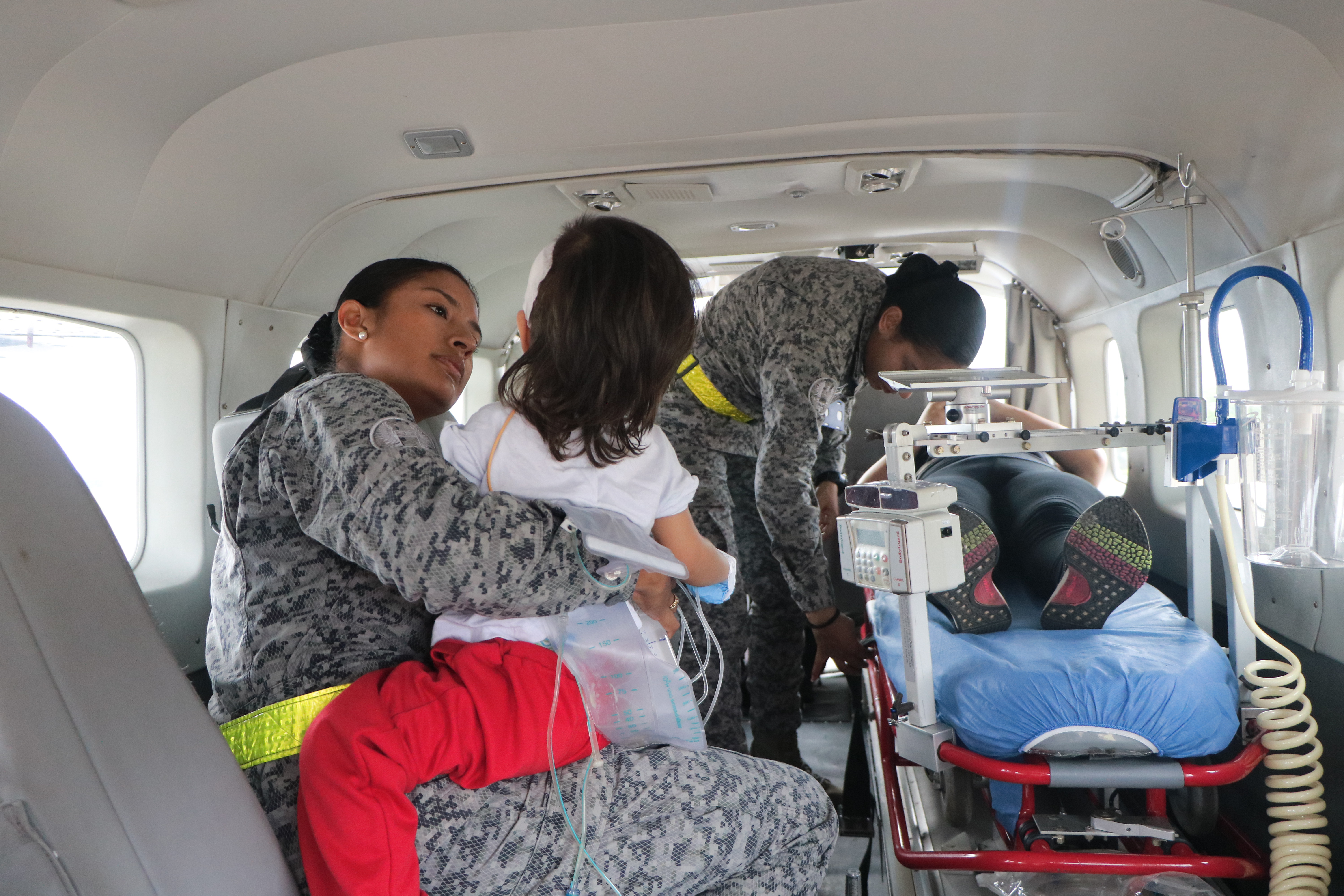 Bebé de 2 años con diagnóstico delicado es transportada en aeronaves de la Fuerza Aérea Colombiana