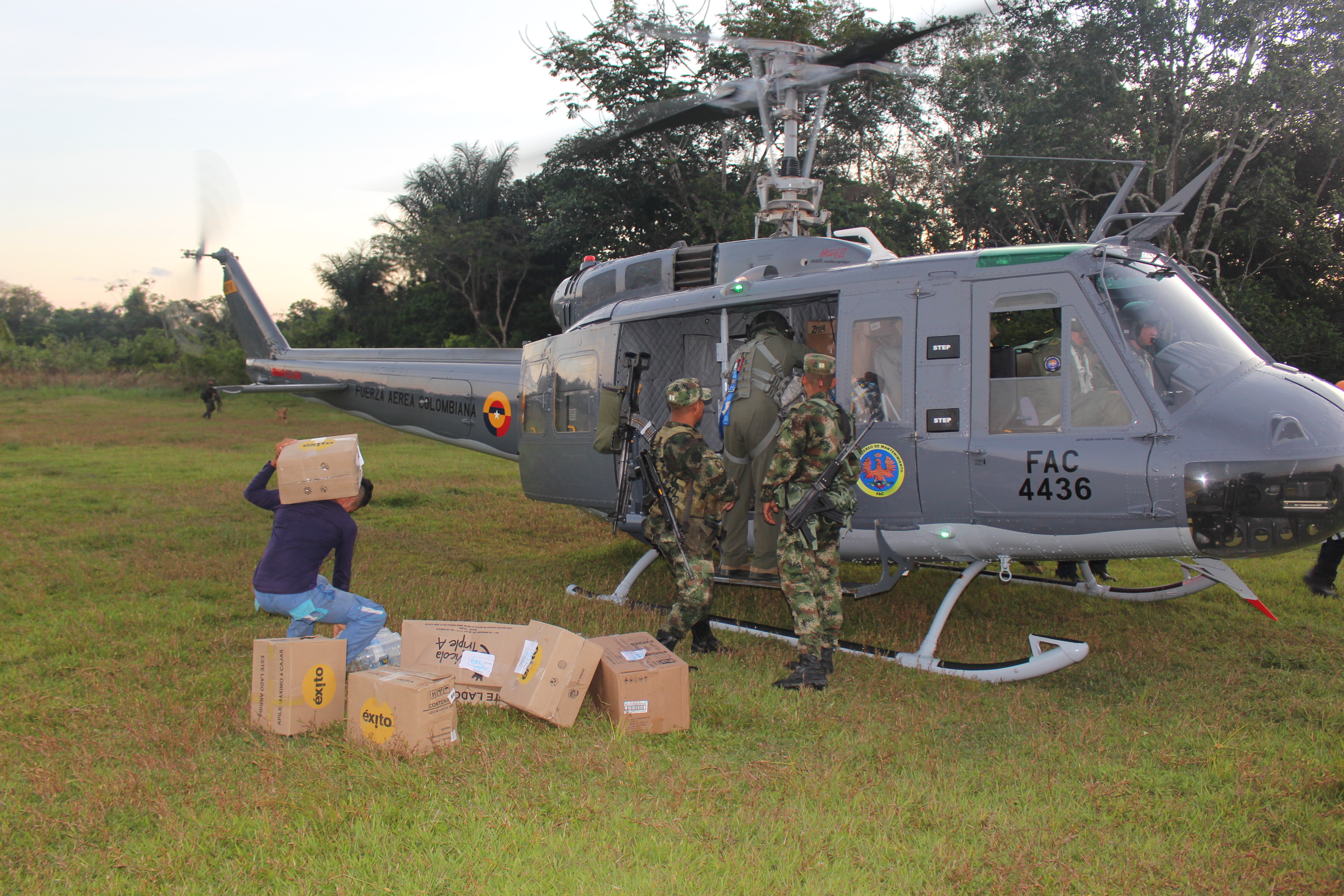 Importante ayuda humanitaria realiza la Fuerza Aérea Colombiana a la población afectada por el incendio ocurrido en Mecaya