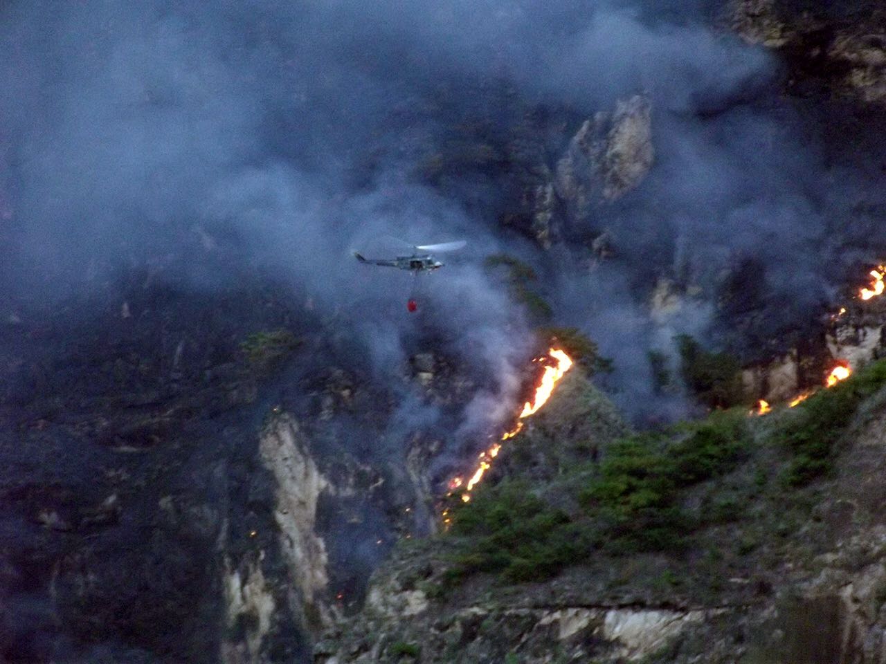 Fuerza Aérea Colombiana lucha por extinguir  incendio forestal en el municipio de Melgar