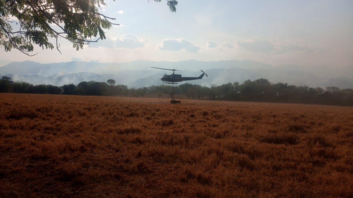 La Fuerza Aérea Colombiana realiza Extinción de  Incendios Forestales en Ortega-Tolima.