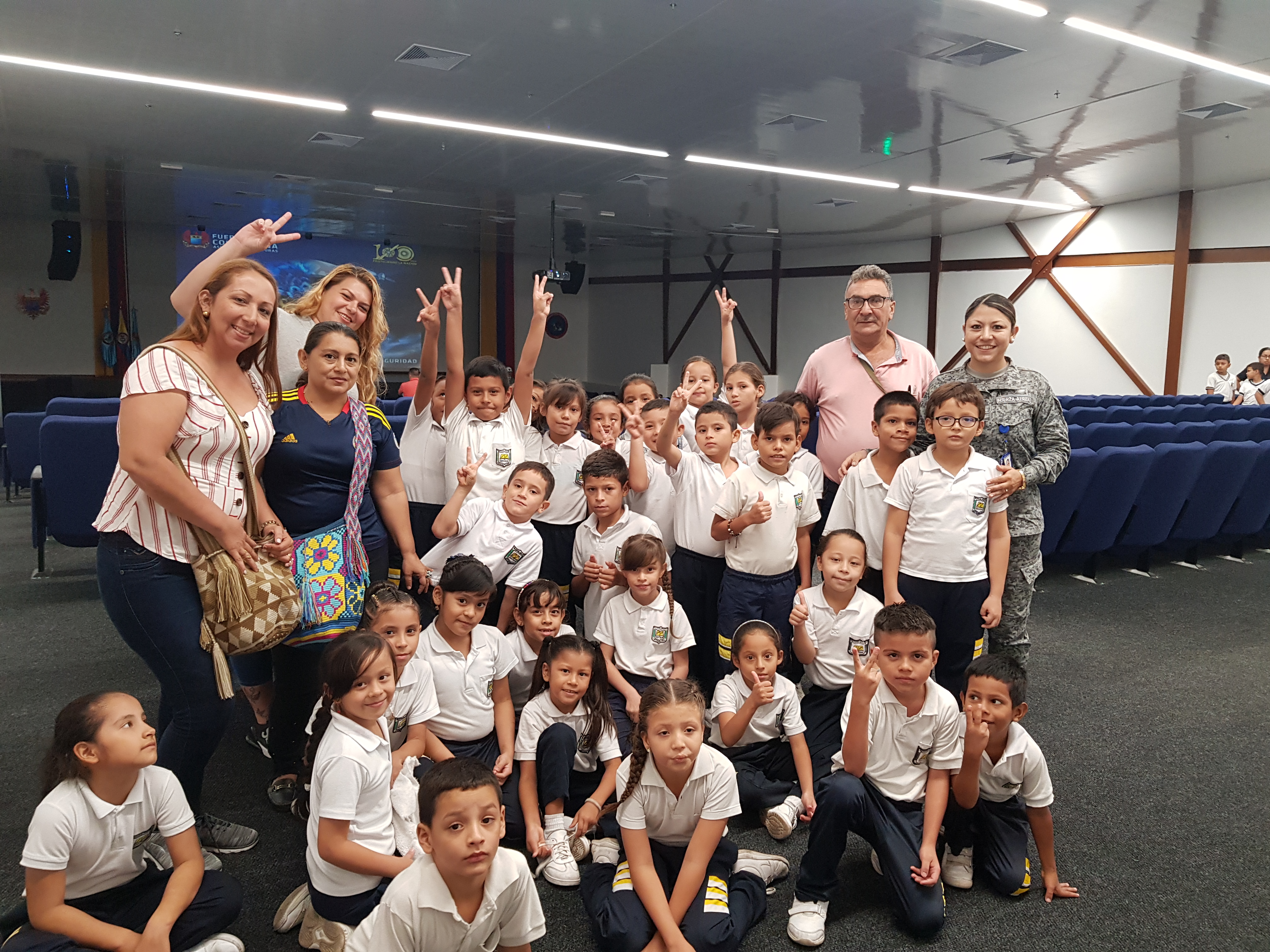 Niños de Puerto Salgar disfrutaron del "Cine con Altura" en el CACOM 1