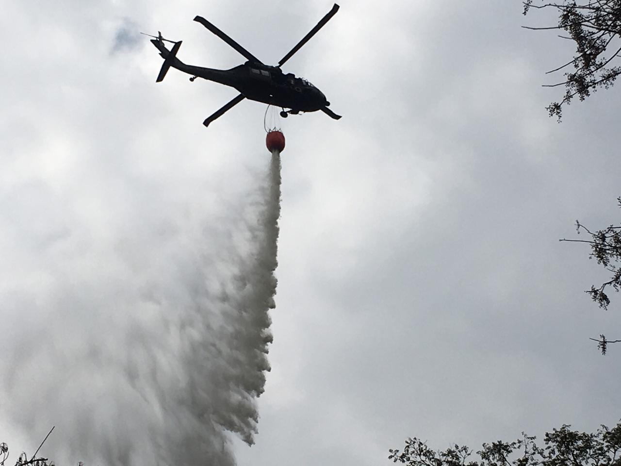 Con el bambi bucket de la Fuerza Aérea se controla incendio forestal en Cúcuta 