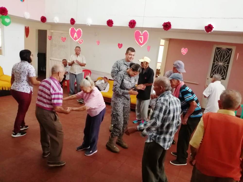 Fuerza Aérea visita esta vez a los adultos mayores de Villarrica,Tolima 