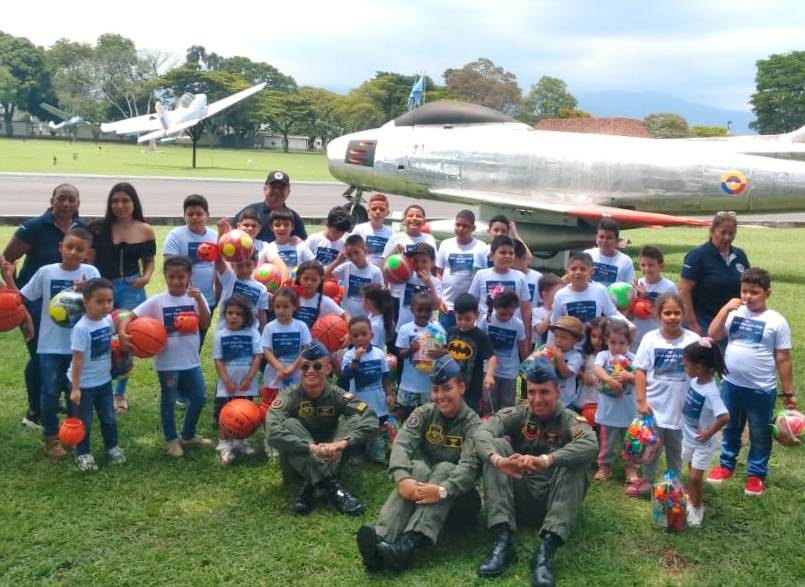 60 niños y niñas junto a sus familias celebraron el día del niño en la Base Aérea Marco Fidel Suárez
