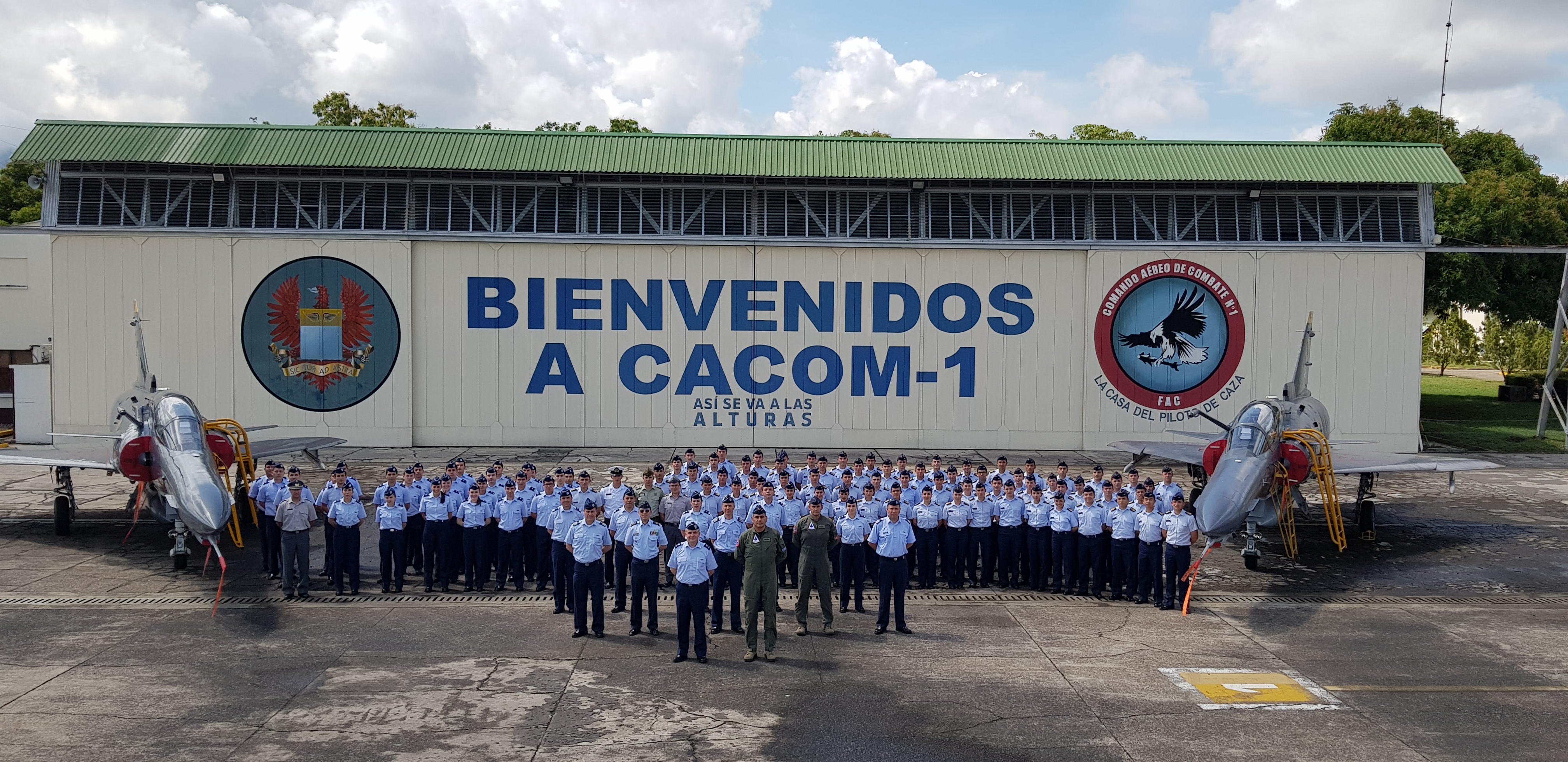 Escuela de Aviación "Capitán Manuel Ávalos" y la Academia Politécnica Aeronáutica de Chile visitan el CACOM 1