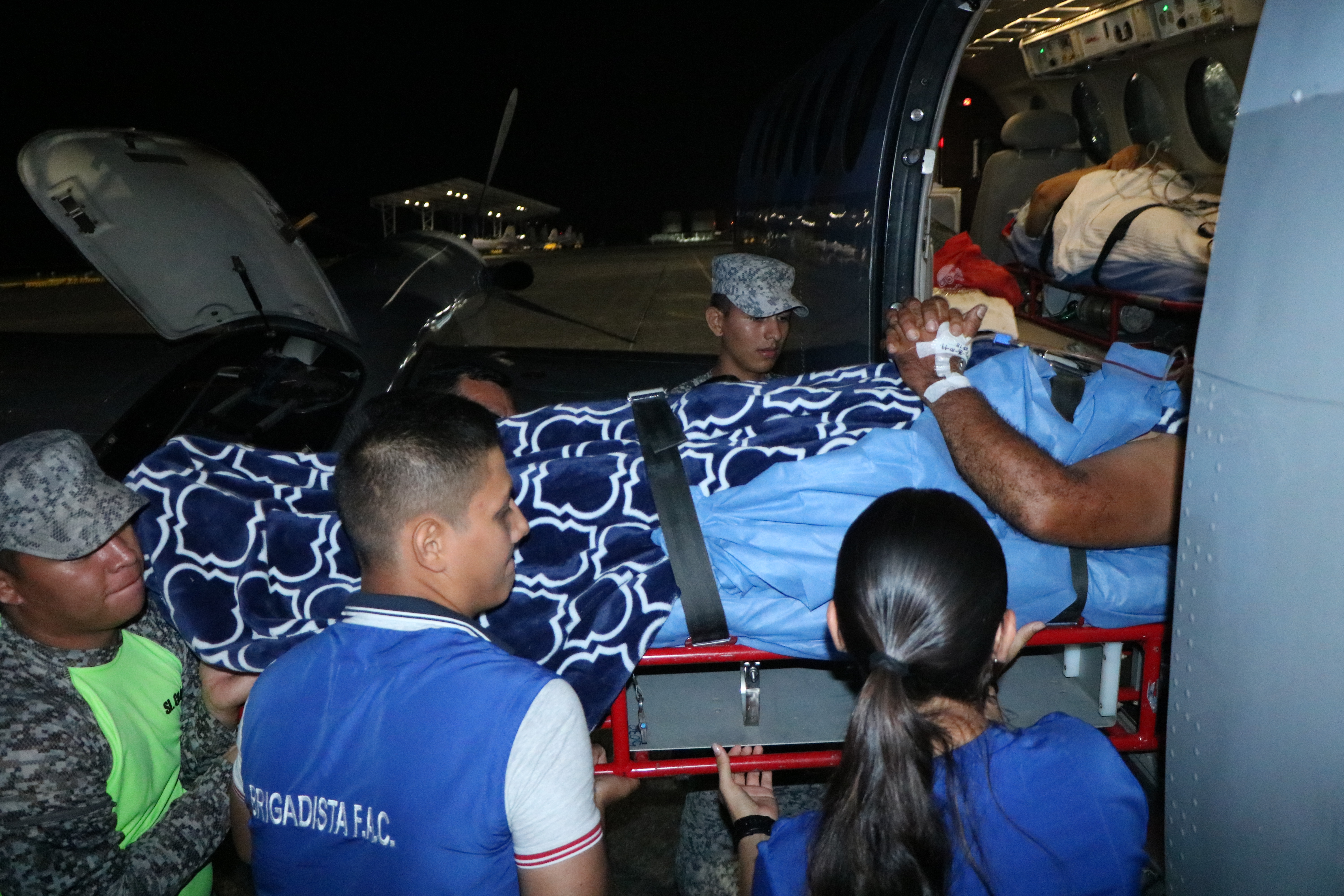 Dos personas de la tercera edad con urgencias medicas fueron trasladados por la Fuerza Aérea Colombiana 