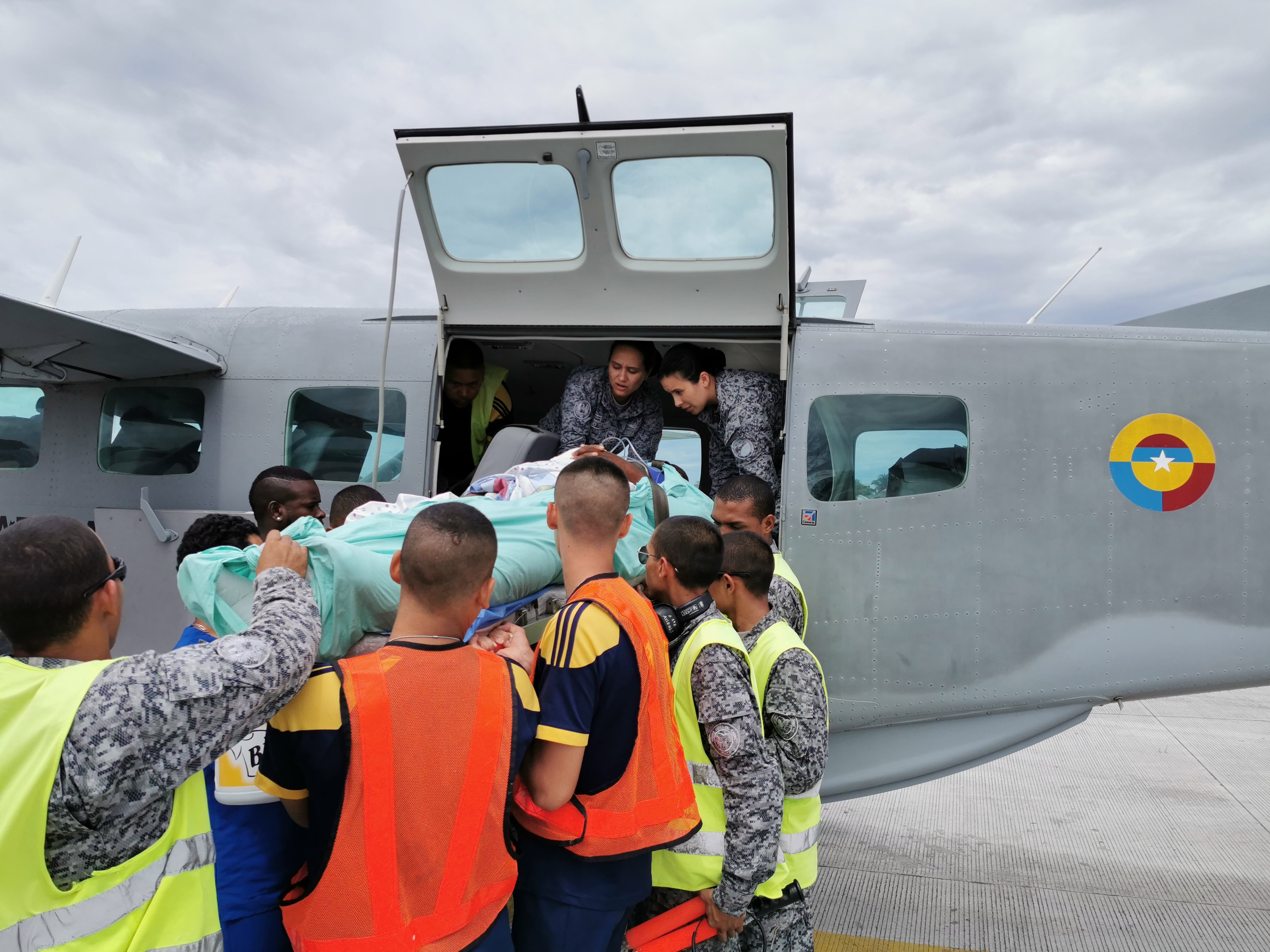 Raizal es trasladado por la aeronave Cessna Caravan C-208B destacada en la Región Insular por la FAC