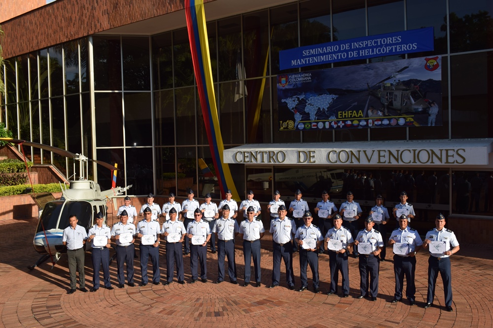 Inspectores de helicópteros de la Fuerza Aérea Colombiana, se reunieron para actualizar y estandarizar procedimientos en temas de mantenimiento 