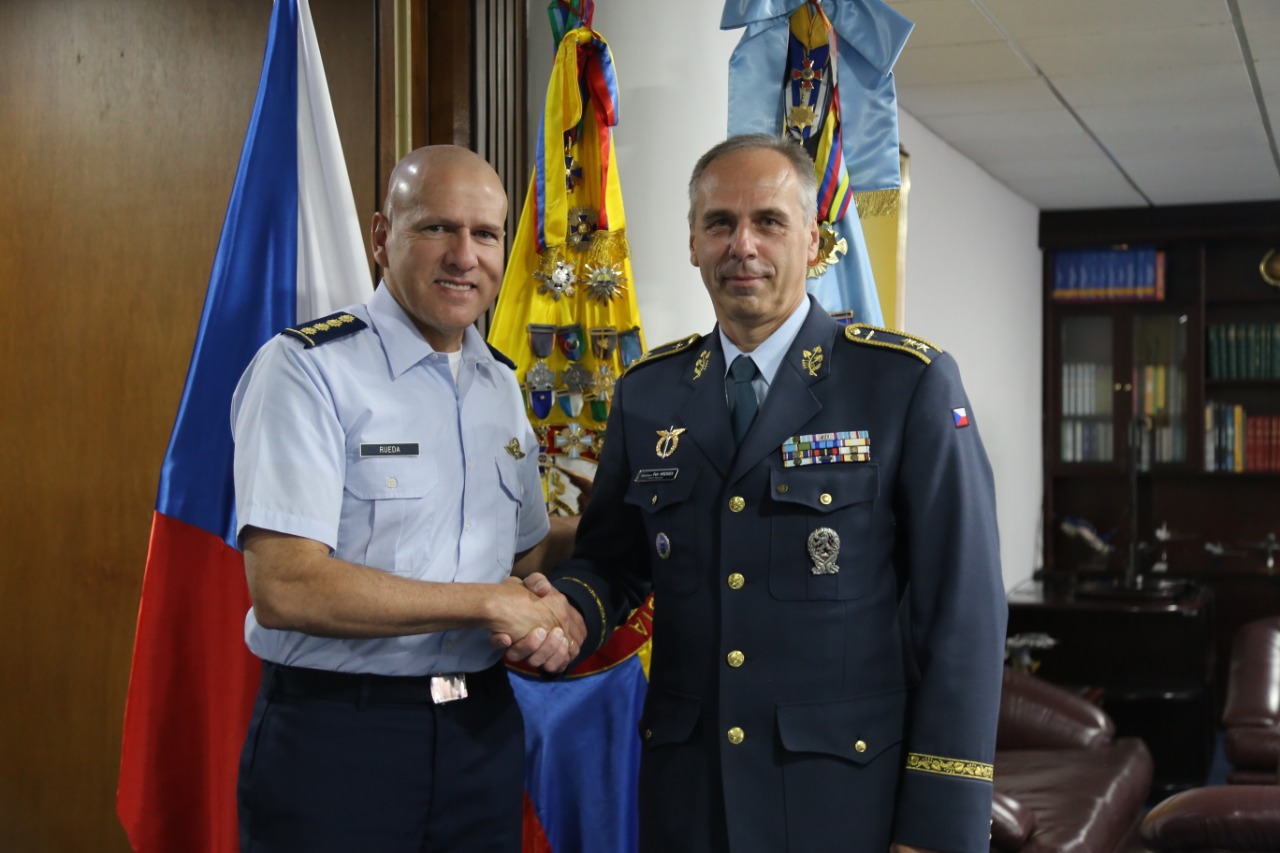 Reunión entre comandantes de las Fuerzas Aéreas de Colombia y República Checa