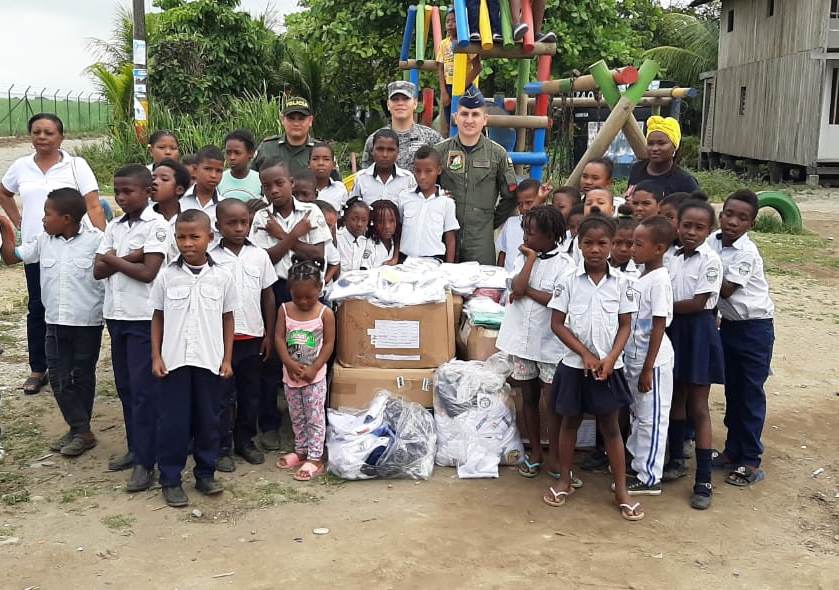 Con enorme felicidad niños y niñas de Tumaco, Nariño, recibieron nuevos uniformes escolares